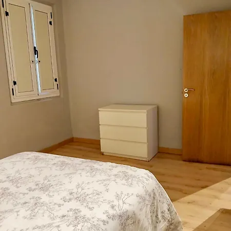 Apartment Segundo Antolin Yellow Door