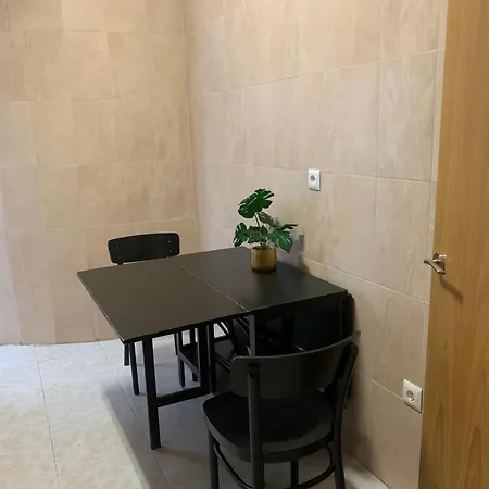 Apartment Segundo Antolin Yellow Door