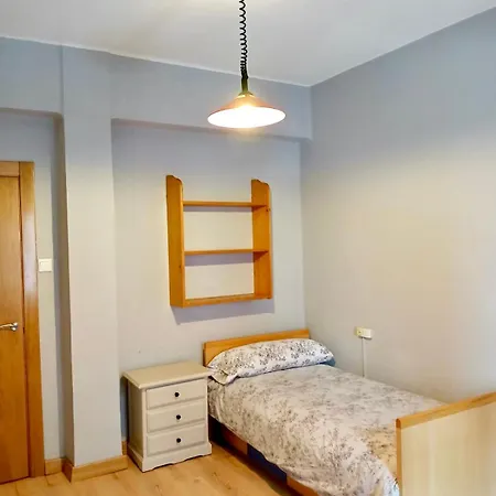 Segundo Antolin Yellow Door Apartment Ponferrada