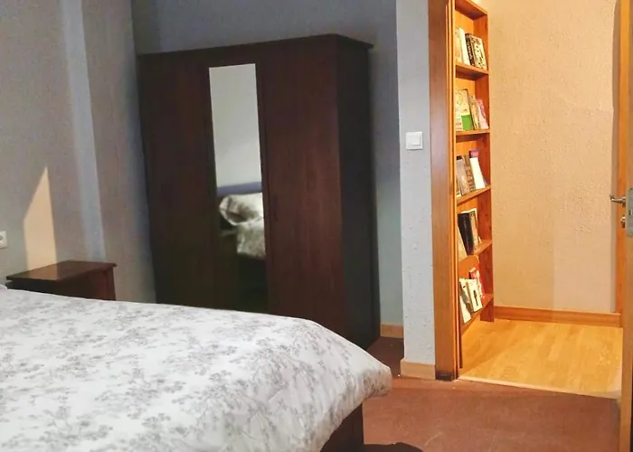 Segundo Antolin Yellow Door 公寓